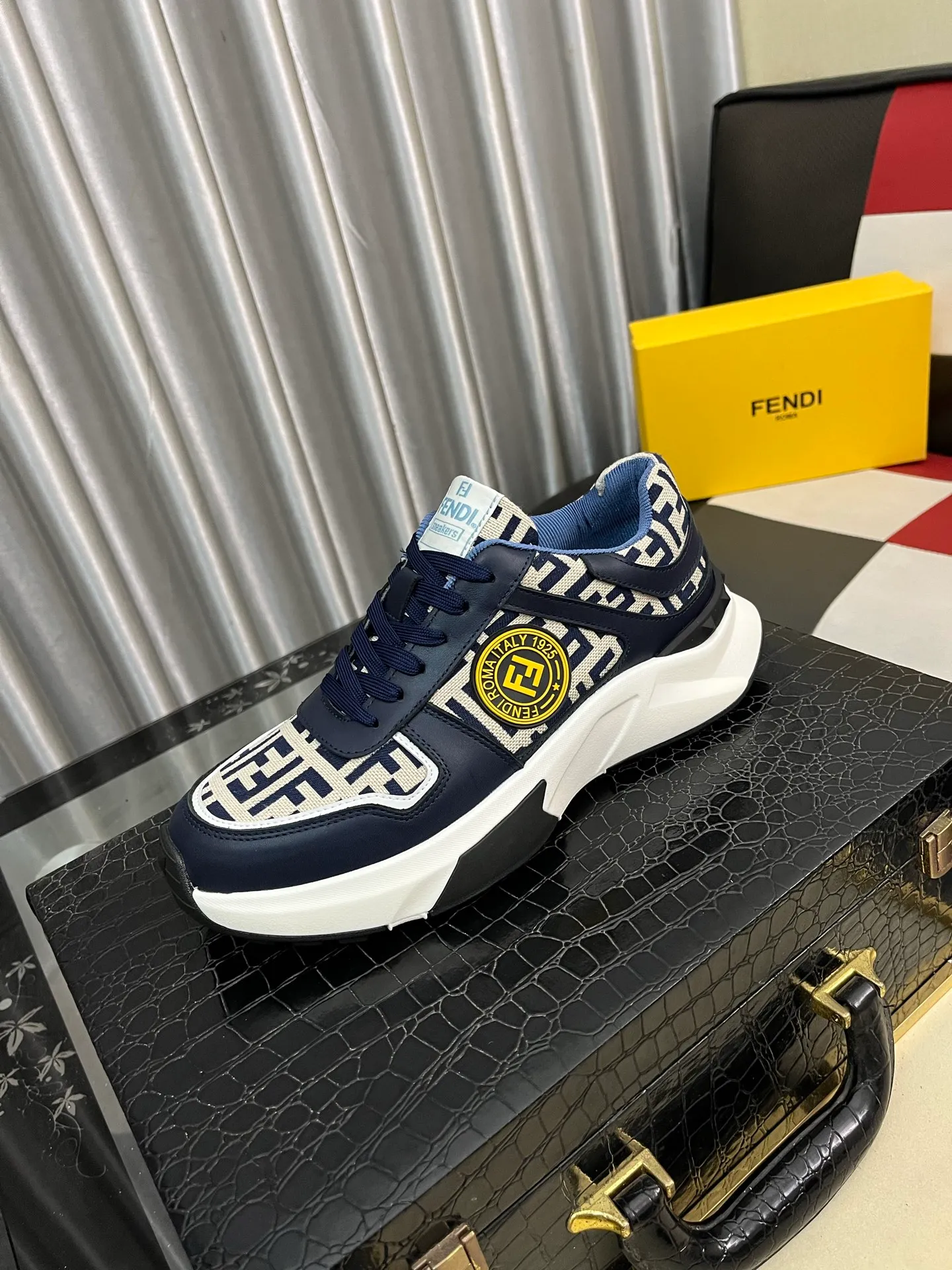 Men's shoes 💰458⌚️⌚️【FENDI】original quality.~ Unique modern style sneakers. 🏃A must-have casual shoe for trendy men😍😍 Original brand imported from Italy, imported original leather, sheep lining (refuses to discolor and grind feet) Sole: Original sole provided by the original factory, French lazy style design ⚠️Fit to the feet, original quality, super comfortable original sole. Just like shooting the real thing 🎬The real thing is better Code number: 38-444️⃣Colors available